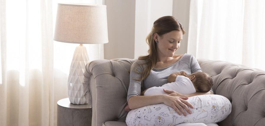 روش استفاده از بالش شیردهی نوزاد