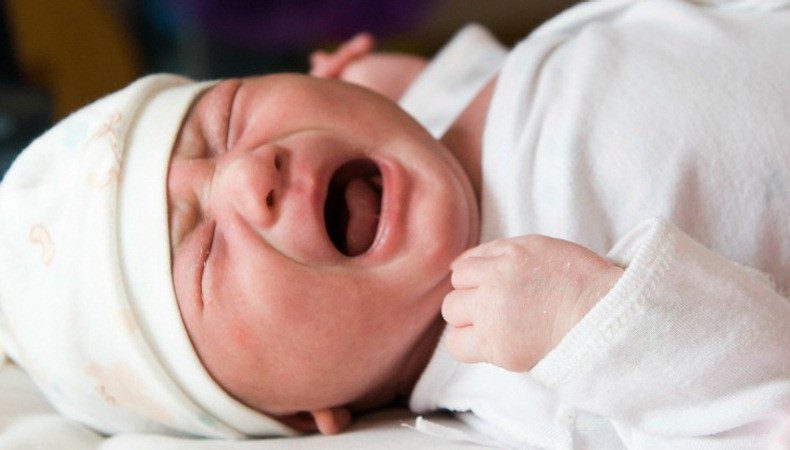 12 دلیل گریه نوزادان