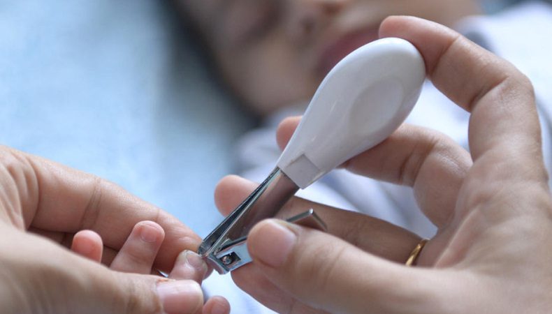 کوتاه کردن و گرفتن ناخن نوزاد