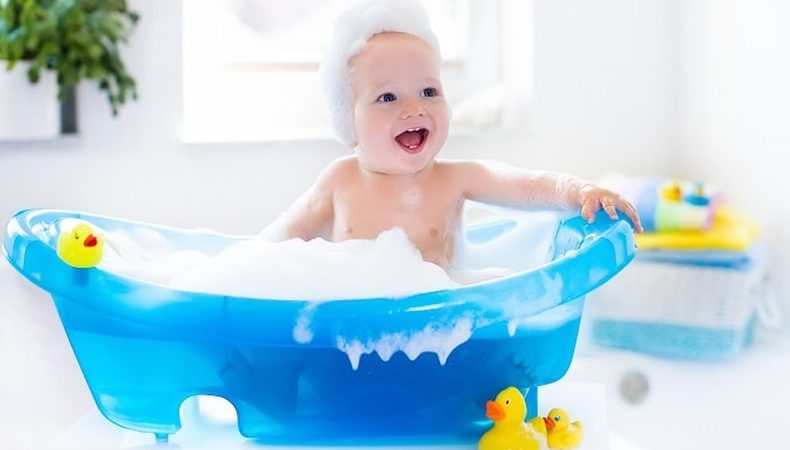 آموزش حمام کردن نوزاد