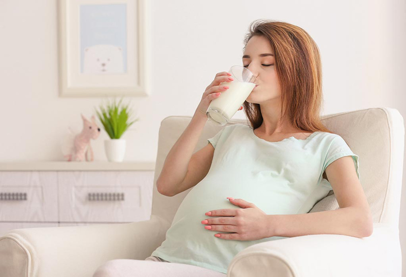 خواص و عوارض شیر بادام در دوران بارداری