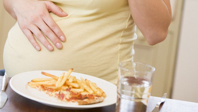 در دوران بارداری چه چیزهایی نباید خورد؟