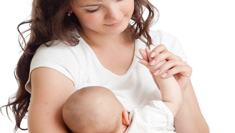 شیردهی به نوزاد تازه متولد شده