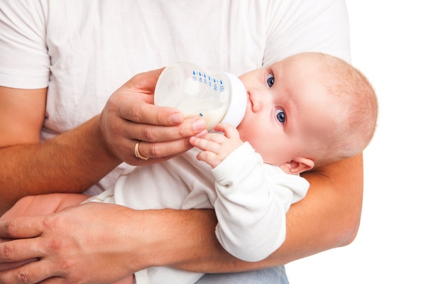 واقعیت هایی درباره تغذیه نوزاد با شیر خشک