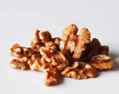 خوردن گردو برای نوزاد