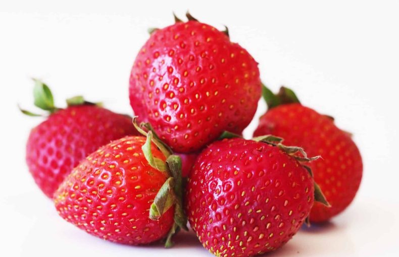 خوردن توت فرنگی برای نوزاد