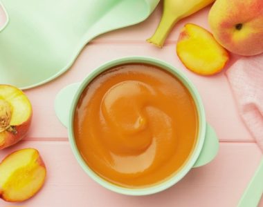 طرز تهیه پوره هلو برای نوزاد