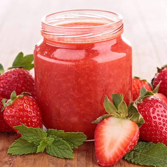 طرز تهیه پوره توت فرنگی برای نوزاد